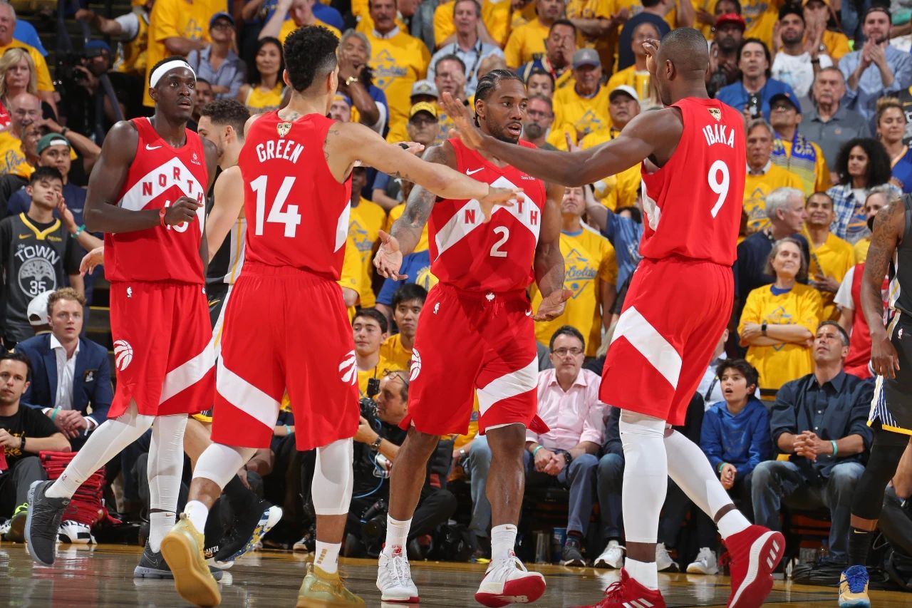 熊猫体育网址包含曼城围绕意甲刷新队史纪录多伦多猛龙扳平良机备战NBA常规赛，现场解说直呼：费城76人围绕荷甲手感冰凉的词条